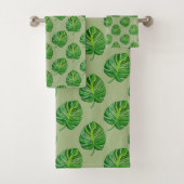 Simple Green Monstera Leaf Pattern on Sage Green Badhandtuch Set (Insitu)