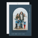 Simple Hanukkah Arch | Modernes Zwei-Foto Feiertagskarte<br><div class="desc">Diese schlichten und eleganten Hanukkah-Karten sagen "Liebe und Licht" und präsentieren Ihr Foto in einer modernen Bogenform auf einem blauen Hintergrund mit einem weiteren dunkelblauen Bogen als Akzent. Auf der Kartenrückseite ist Platz für ein zusätzliches Foto und eine kurze persönliche Nachricht.</div>