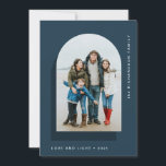 Simple Hanukkah Arch | Modernes Zwei-Foto Feiertagskarte<br><div class="desc">Diese schlichten und eleganten Hanukkah-Karten sagen "Liebe und Licht" und präsentieren Ihr Foto in einer modernen Bogenform auf einem blauen Hintergrund mit einem weiteren dunkelblauen Bogen als Akzent. Auf der Kartenrückseite ist Platz für ein zusätzliches Foto und eine kurze persönliche Nachricht.</div>