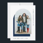 Simple Hanukkah Arch | Modernes Zwei-Foto Feiertagskarte<br><div class="desc">Diese schlichten und eleganten Hanukkah-Karten sagen "Liebe und Licht" und zeigen Ihr Foto in einem modernen Bogen auf weißem Hintergrund,  mit einem weiteren dunkelmarineblauen Bogen als Akzent. Auf der Kartenrückseite ist Platz für ein zusätzliches Foto und eine kurze persönliche Nachricht.</div>