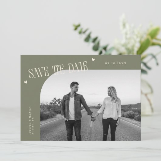 Simple Heart Sage Green Curved Frame Photo Save The Date (Stehend Vorderseite)