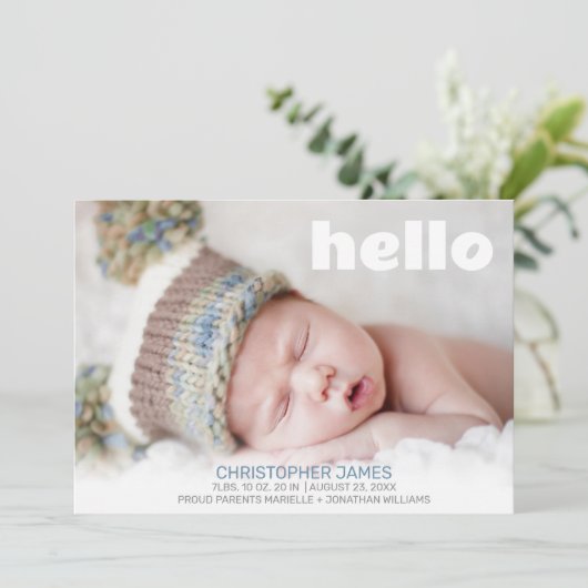 Simple Hello Blue Script White Back Baby Boy Foto Ankündigung (Stehend Vorderseite)
