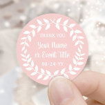 Simple Laurel Wreath Blush Pink & White Vielen Dan Runder Aufkleber<br><div class="desc">Fügen Sie den Gastgeschenken eine personalisierte Touch hinzu und danken Ihnen Noten mit benutzerdefinierten Lorbeerkraendern rund Aufkleber. Sämtliche Formulierungen auf dieser Vorlage sind einfach für jeden Anlass, wie Hochzeit, Brautparty, Abschluss, Geburtstagsparty, Jubiläum oder Pensionierung anzupassen. Ändern oder löschen Sie den Text, um Umschlag Aufkleber für Einladungen, Ankündigungen oder speichern Sie...</div>