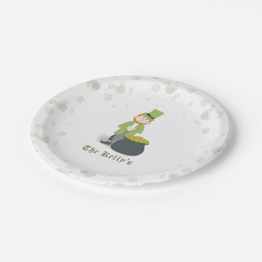 Simple Leprechaun St. Patrick's Day Whimsical Nied Pappteller (Schrägansicht)