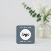 Simple Logo and Text QR Code Charcoal Gray Quadratische Visitenkarte (Stehend Vorderseite)