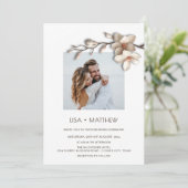 Simple Magnolia Casual Wedding Photo Einladung (Stehend Vorderseite)