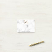 Simple Marble Gold Girly Script Monogram Post-it Klebezettel (Auf Schreibtisch)