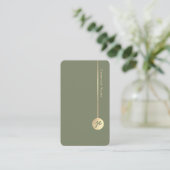 Simple Minimal Monogram Elegant Sage Green & Gold Visitenkarte (Stehend Vorderseite)