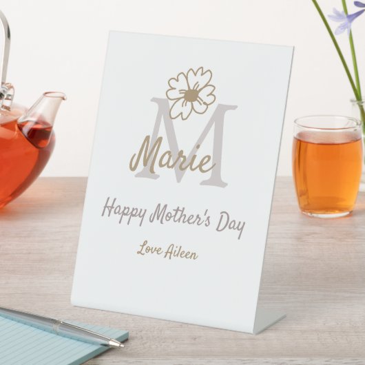 simple minimal mother's day monogram golden gray f sockelschild (In Situ)