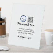 Simple minimal q r code add logo scan code name te sockelschild (In Situ)