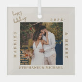 Simple Modern Married & Merry Gold Script Photo Ornament Aus Glas (Vorderseite)