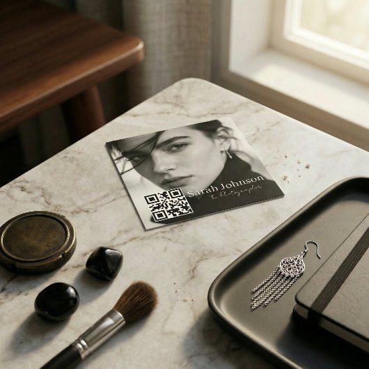 Simple modern QR code minimal social media  Quadratische Visitenkarte