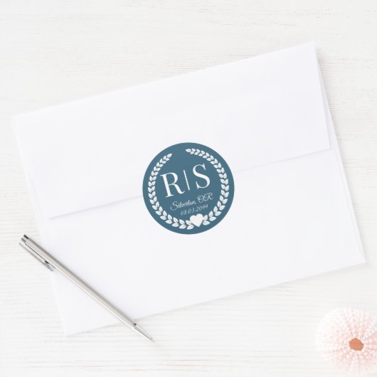 Simple Moody Ocean Blue Monogram Runder Aufkleber (Umschlag)