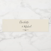 Simple Natural White Script Minimalist Wedding Wasserflaschenetikett (Einzelnes Label)