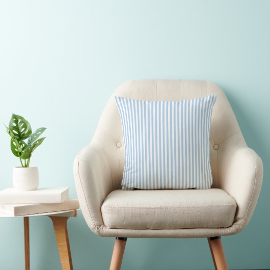 Simple Pastel Blue Stripes Kissen (Stuhl )