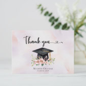 Simple Pastel Graduate Cap Flowers Graduation Dankeskarte (Stehend Vorderseite)