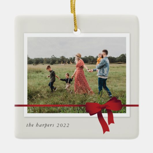 Simple Red Bow Foto Christmas Keramikornament (Vorderseite)