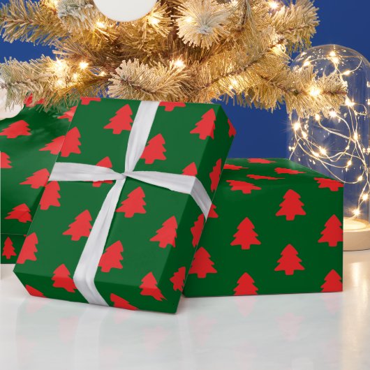 Simple Red Christmas Trees on Dark Green Geschenkpapier (Feiertage)