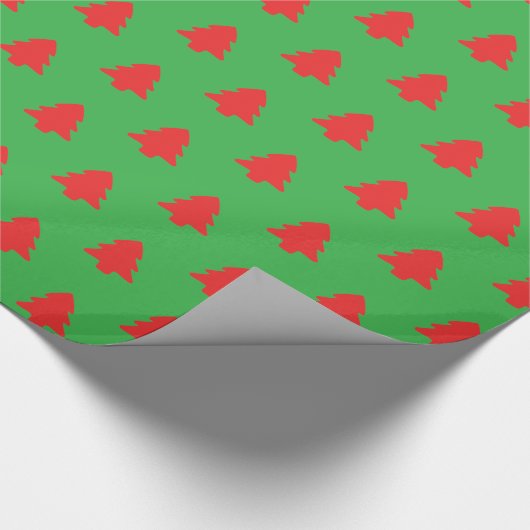Simple Red Christmas Trees on Green Geschenkpapier (Ecke)