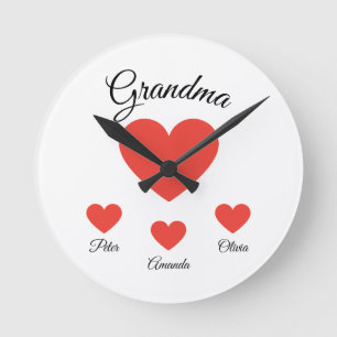 Simple Red Hearts Oma Grandkids Runde Wanduhr
