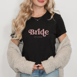 Simple Retro Boho Dusty Rose Typografie | Braut T-Shirt<br><div class="desc">Dieser trendige,  schlichte T - Shirt zeigt das Wort "Braut" in der Retro-staubigen Typografie der Rose,  zusammen mit einem Platz für ihren Namen.</div>
