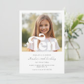 Simple Retro Modern Minimalist 10th Birthday Photo Einladung (Stehend Vorderseite)