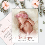 Simple Rose Gold Script Baby Foto Vielen Dank Postkarte<br><div class="desc">Elegant Simple Modern Calligraphy Rose Gold Script Foto Neugeborenes Baby Vielen Dank Postcard. Ein wunderschöner "Dankeschön" Text in einer kursiven handgeschriebenen Kalligrafie-Schwanz-Schrift in faux rosa Goldfolie (oder rot-rosa Folie). Auf der Rückseite vorgefertigte persönliche Nachricht auf rot-rosa Hintergrund. Ideal für kleine Mädchen. Einfach mit Ihrem Baby Foto und Details personalisieren.</div>