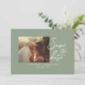 Simple Sage Green Calligraphy Boho Foto Wedding Save The Date (Stehend Vorderseite)