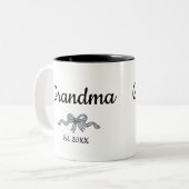 Simple Script Bow Grandma Est. Year Zweifarbige Tasse (Vorderseite Links)