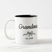 Simple Script Bow Grandma Est. Year Zweifarbige Tasse (Links)