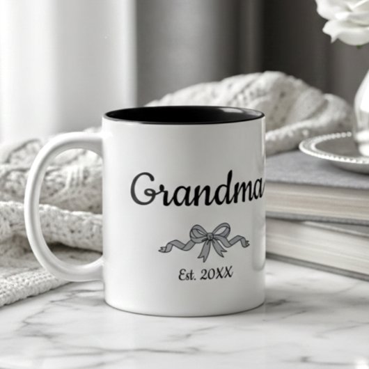 Simple Script Bow Grandma Est. Year Zweifarbige Tasse