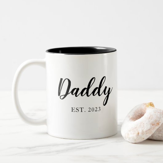 Simple Script Daddy Schwarz-weiß EST Vathers Day Zweifarbige Tasse (Mit Donut)