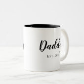 Simple Script Daddy Schwarz-weiß EST Vathers Day Zweifarbige Tasse (VorderseiteRechts)