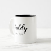 Simple Script Daddy Schwarz-weiß EST Vathers Day Zweifarbige Tasse (Vorderseite Links)