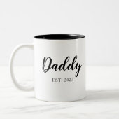 Simple Script Daddy Schwarz-weiß EST Vathers Day Zweifarbige Tasse (Links)