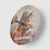 Simple Script Grandma Est.Photo Year Black Runde Wanduhr (Winkel)