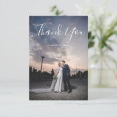 Simple Script Modern Wedding Photo Dankeskarte (Stehend Vorderseite)