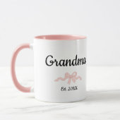 Simple Script Pink Girl Bow Grandma Est. Year Tasse (Links)