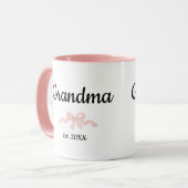Simple Script Pink Girl Bow Grandma Est. Year Tasse (Vorderseite Links)