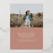 Simple Script Rose Gold Graduation Announcement Folieneinladung (Rückseite)
