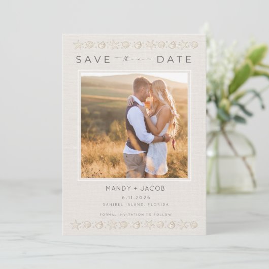 Simple Seashell Beach Wedding Save the Date (Stehend Vorderseite)