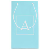 Simple Sky Blue Monogram Kleine Geschenktüte (Rückseite)
