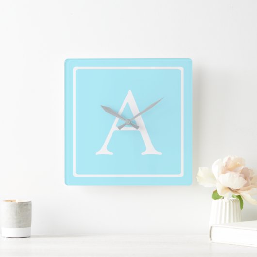 Simple Sky Blue Monogram Quadratische Wanduhr (Zuhause)