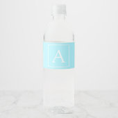 Simple Sky Blue Monogram Wasserflaschenetikett (Vorderseite)