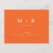 Simple Sleek Monogram Orange Save the Date Hochzei Ankündigungspostkarte (Vorderseite)