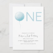 Simple Soft Blue Balloon Boy First Birthday Einladung (Vorderseite)