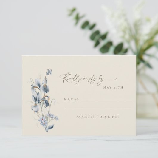 Simple Soft Blue Floral Minimalist Wedding  RSVP Karte (Stehend Vorderseite)