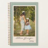 Simple Stylish Sage Green Personalisiert Foto 2025 Planer (Vorderseite)