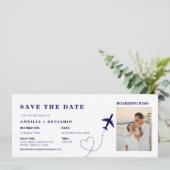 Simple Travel Boarding Pass Destination wedding  Einladung (Stehend Vorderseite)