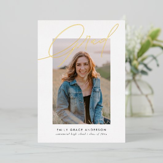 Simple Trendy Calligraphy Drei Foto Abschluss Folieneinladung (Stehend vorne)